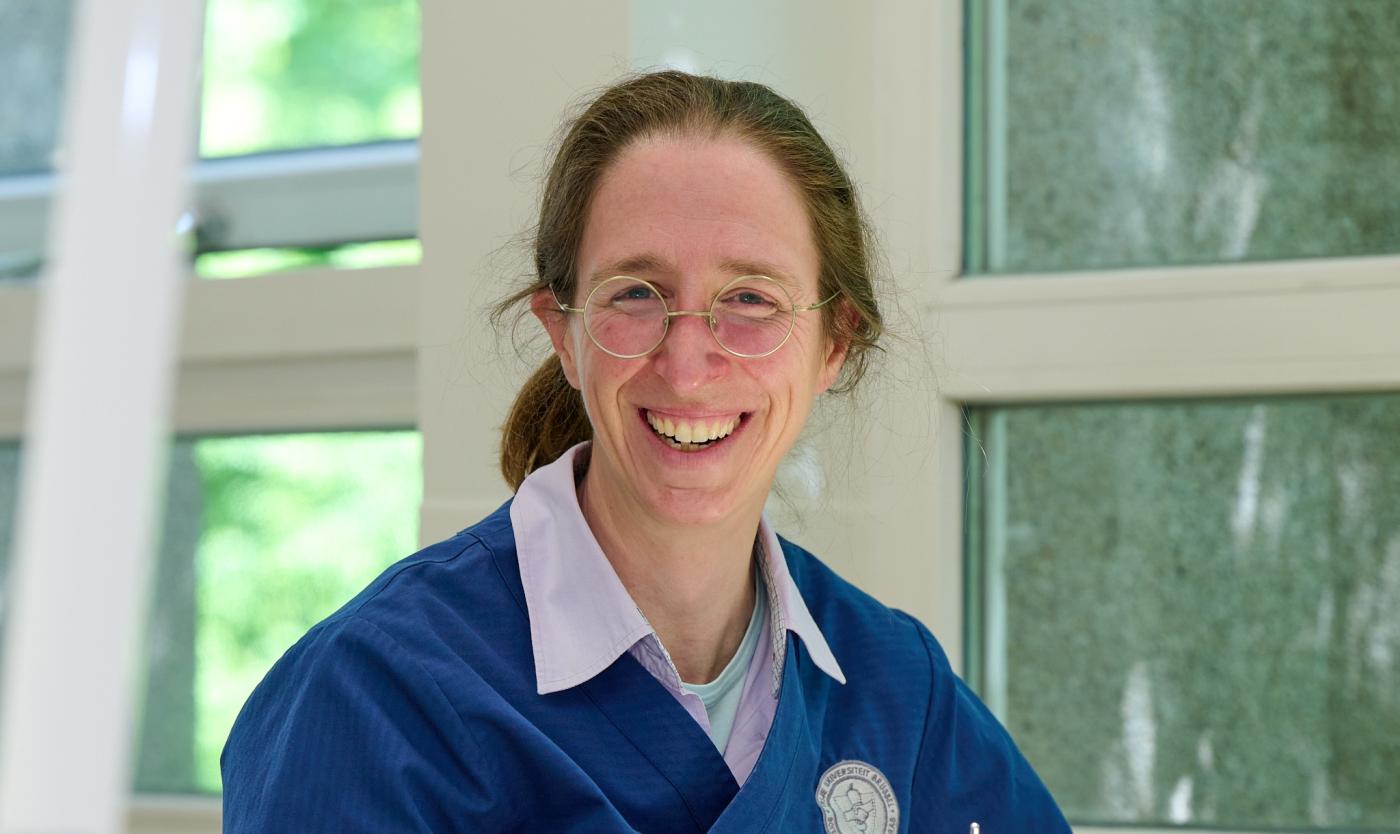 Iris Wijn, hoofd Parodontologie van het Universitair Tandheelkundig Centrum in het fantoomlab